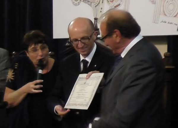 Il Sindaco di Valfabbrica Claudio Ricci consegna ufficialmente nelle mani di Vittorio Russo la pergamena con il diploma di Ambasciatore di Pace durante la cerimonia ad Assisi.