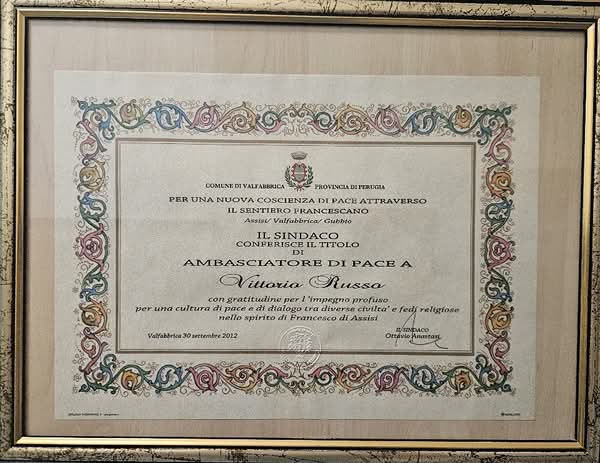 Diploma che conferisce a Vittorio Russo il titolo di Ambasciatore di Pace per il dialogo tra civiltà e religioni nell'ambito del Sentiero Francescano ad Assisi.