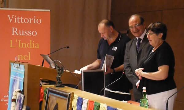 Vittorio Russo sul palco insieme a M.Gabriella Lavorgna durante la cerimonia per il conferimento del titolo di Ambasciatore di Pace ad Assisi nel 2012.