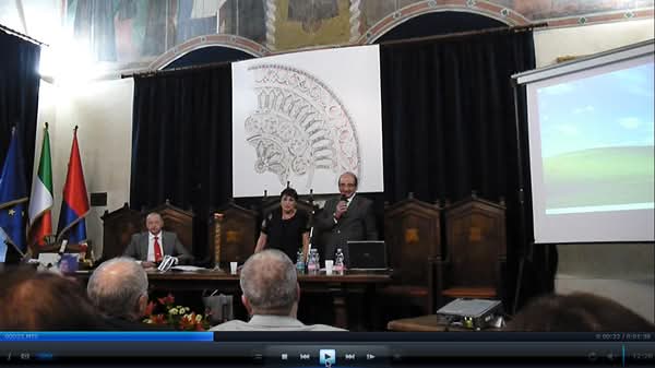 Panoramica della sala convegni con Vittorio Russo al microfono affiancato dai relatori durante la cerimonia per il titolo di Ambasciatore di Pace ad Assisi.