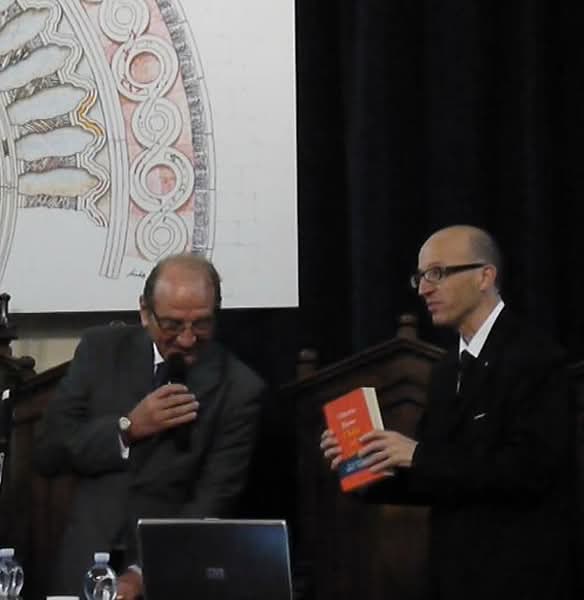 Vittorio Russo al microfono affiancato dl sindaco di Valfabrica Claudio Ricci che mostra al pubblico la copertina del libro L'India nel cuore durante l'evento ad Assisi.