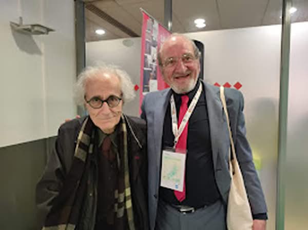 Lo scrittore Vittorio Russo sorridente insieme a Luciano Canfora alla presentazione organizzata da Sandro Teti Editore al Salone del Libro di Torino.