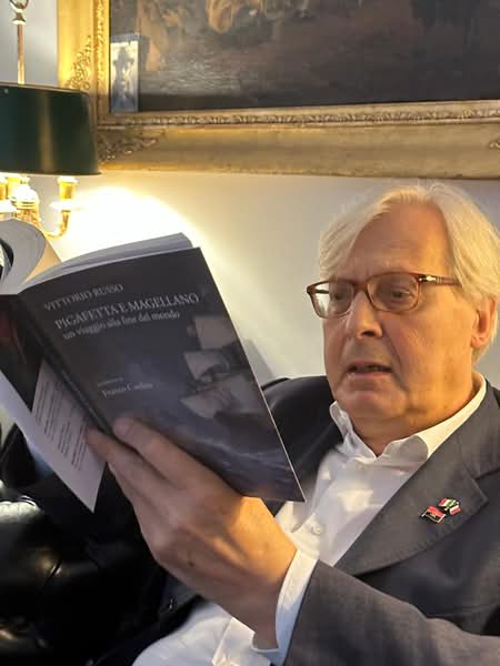 Vittorio Sgarbi mentre legge 