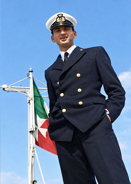 Vittorio Russo, ufficiale di marina, posa in uniforme a bordo dell'incrociatore Andrea Doria, Oceano Indiano, ottobre 1964