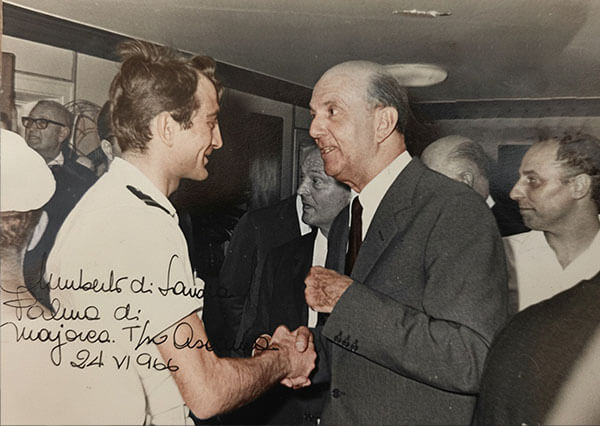 Vittorio Russo stringe la mano all'ex Re d'Italia Umberto II di Savoia a bordo della Turbonave Ascania a Palma di Maiorca il 24 giugno 1966.